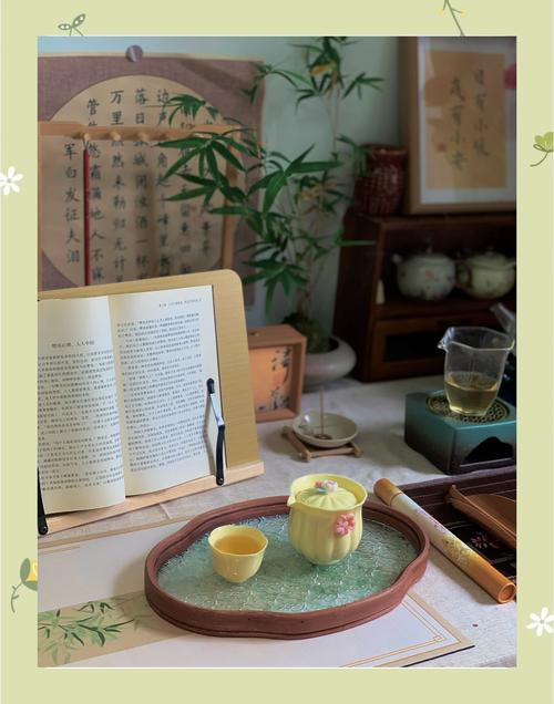 居家茶几上摆着半杯洋甘菊茶和翻开的散文集