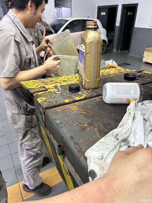 汽修师傅倒出来混着铁屑的变质差速器齿轮油