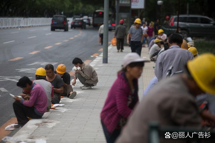 工业园下班路上年轻技工结伴同行场景