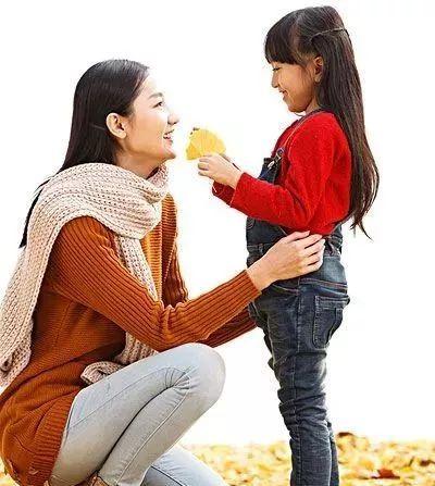 妈妈低头听孩子说话侧影