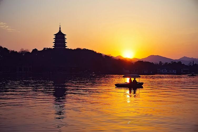 杭州西湖雷峰塔夕阳水中倒影