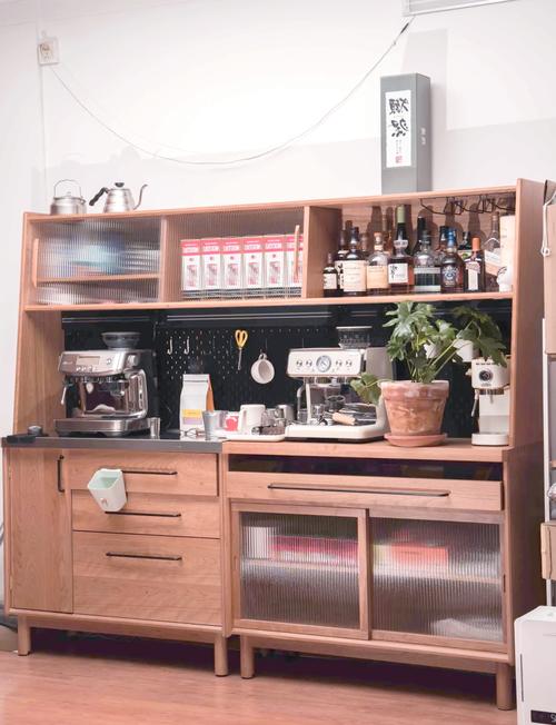 堆满闲置网红餐具的居家餐边柜