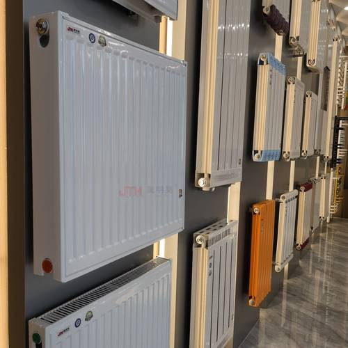 建材市场门店内陈列的不同材质散热器样品