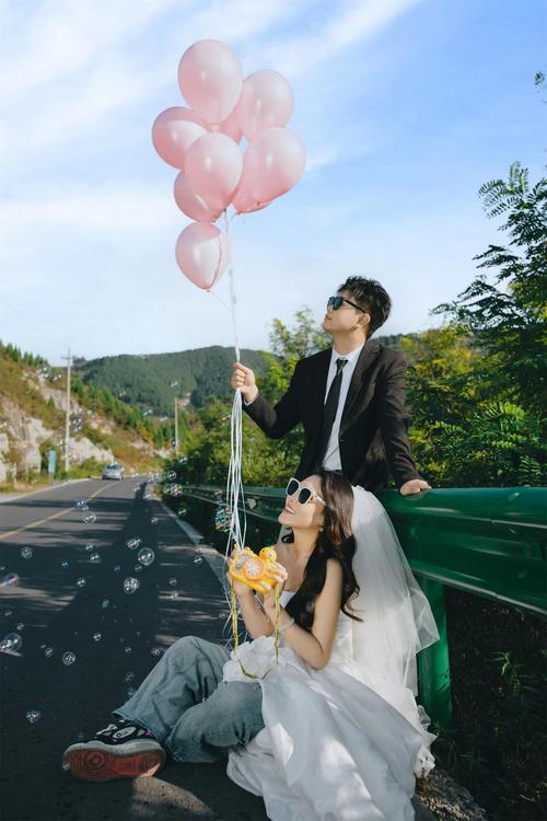 两人自驾公路旅行车上婚纱照