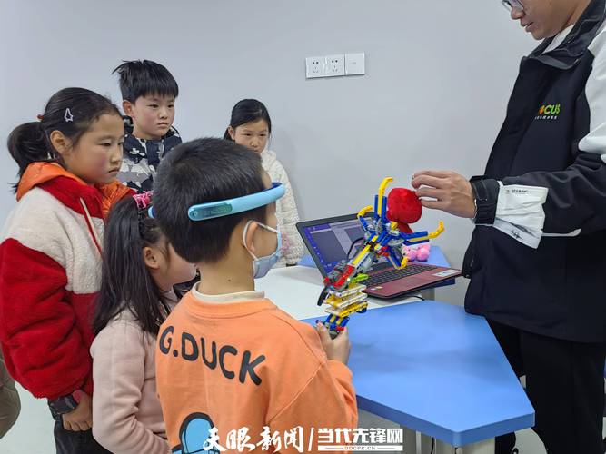 儿童脑电控制球技术体验活动