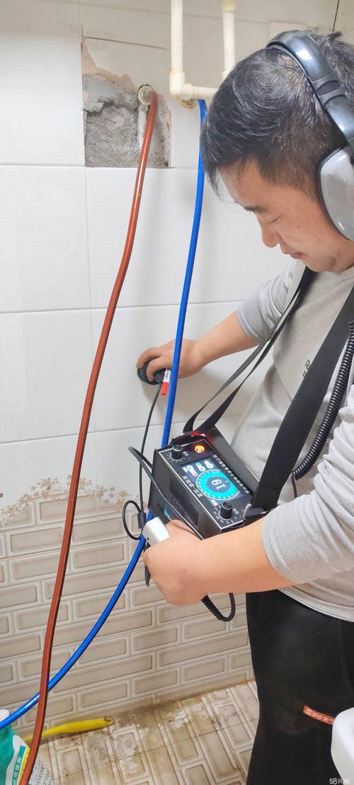 家装拆墙前管线探测仪现场作业图