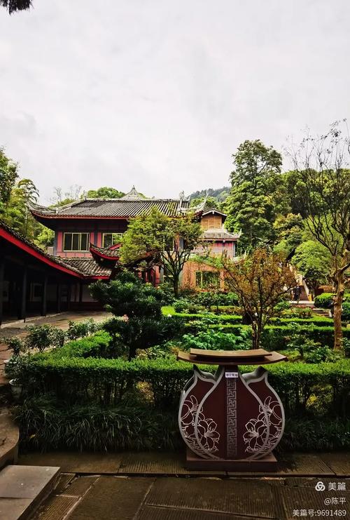 峨眉山报国寺景区温泉酒店庭院