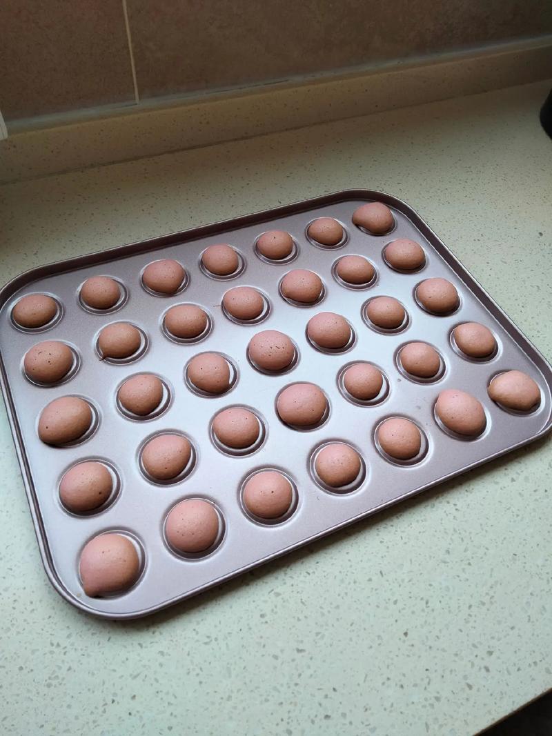 手工制作马卡龙过程挤面糊入烤盘