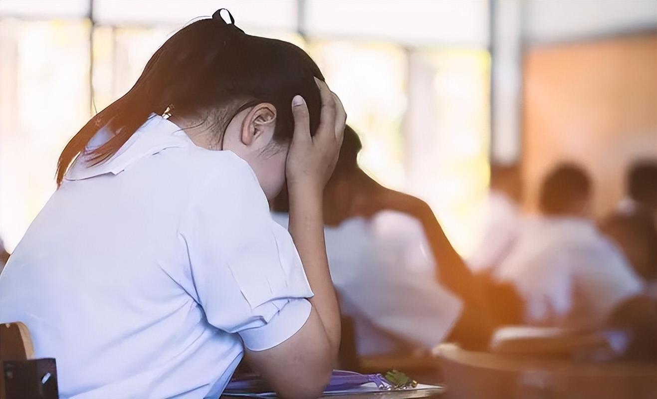 疲惫的学生在心理咨询室门口徘徊