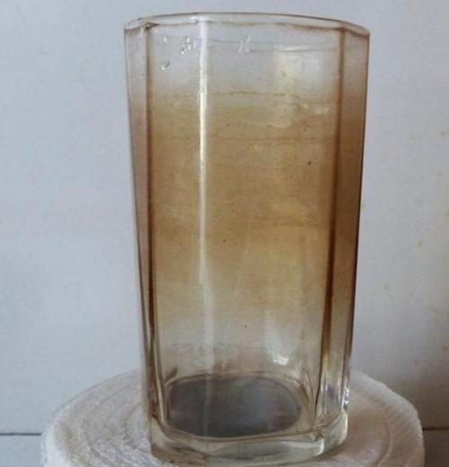 玻璃杯内壁黄棕色茶垢实拍