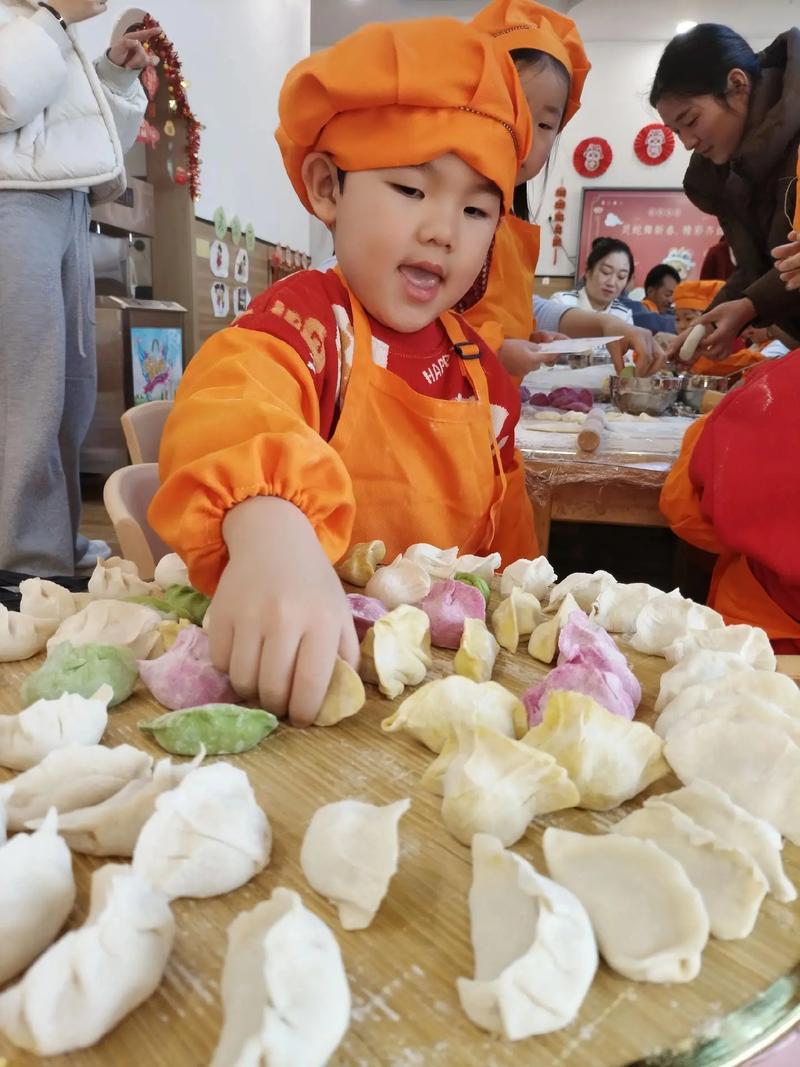 中国传统节日家庭包饺子场景儿童参与
