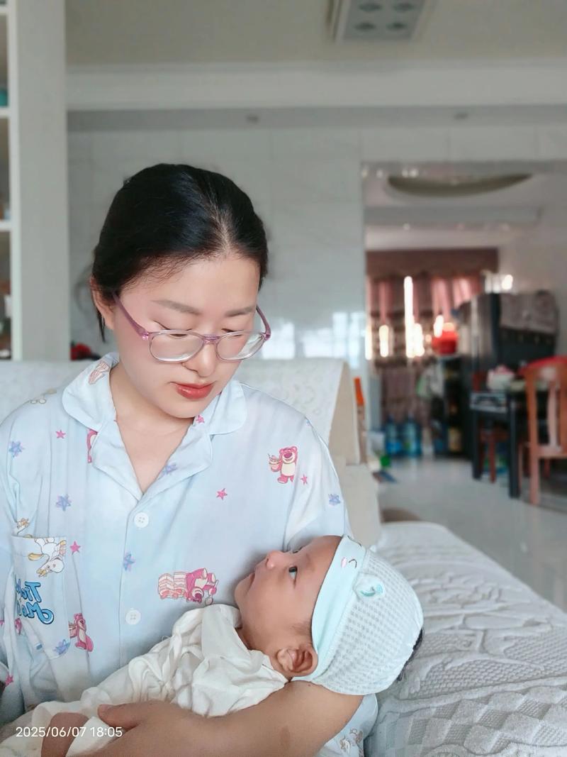 北鼻异想世界里婴儿面对面无表情妈妈的场景截图
