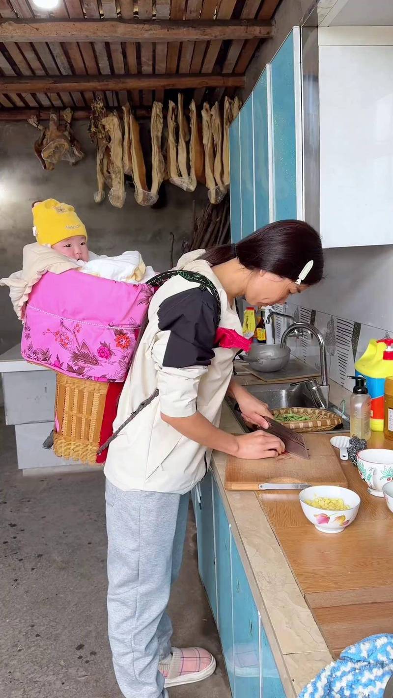 全职妈妈边做饭边接孩子托管班电话的日常场景