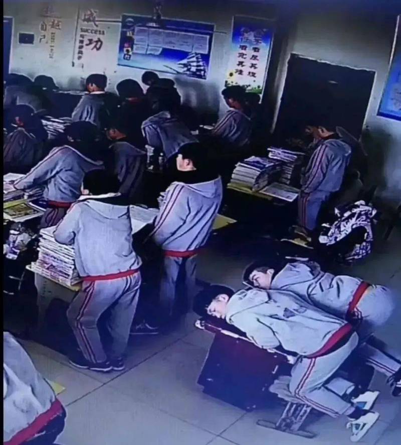 中学课堂低头不语后排学生群像