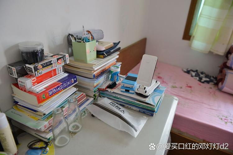 中学晚自修学生抠橡皮桌面场景