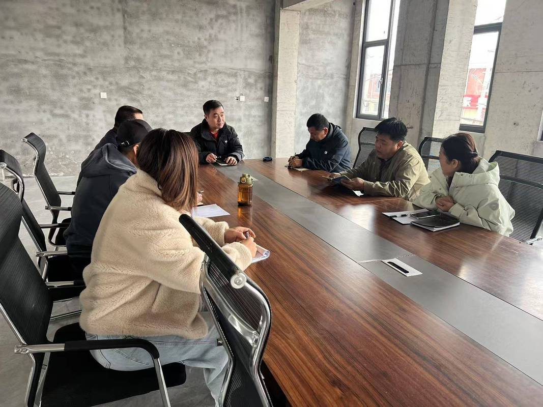 企业跨部门项目协作矛盾会议现场实拍