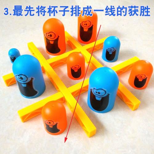 两个六岁小学生课桌边争执玩具