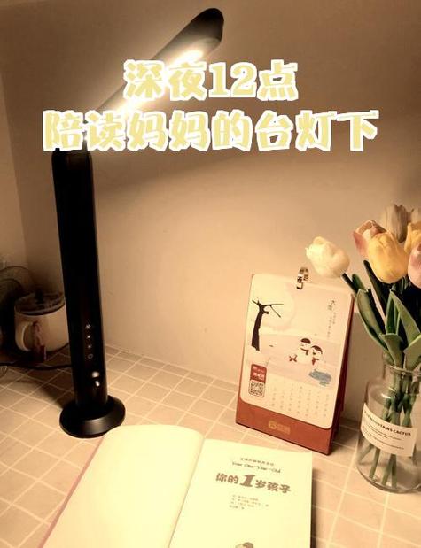 妈妈深夜用手机听播客,身旁婴儿床的暖灯场景