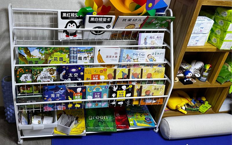 两岁幼儿站在玩具架前自己选绘本的居家场景