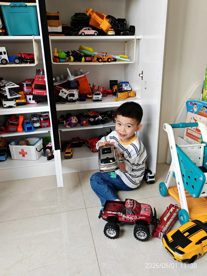 家长具体表扬孩子收拾玩具场景图