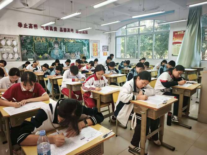 中学语文课堂学生写作训练日常场景