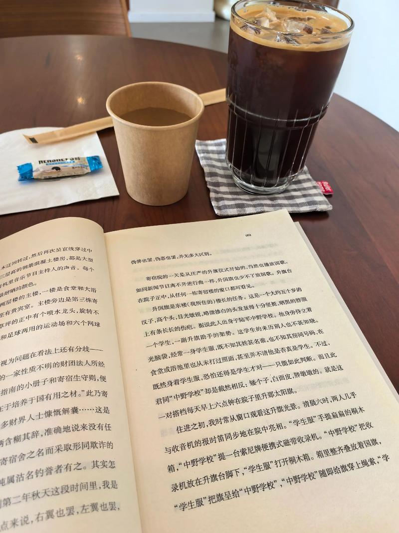 书桌上翻开一页书和一杯咖啡的微习惯场景