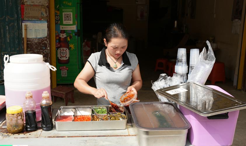 4. 千佛崖：转经道上的凉粉摊，五块钱的“酸辣炸弹”