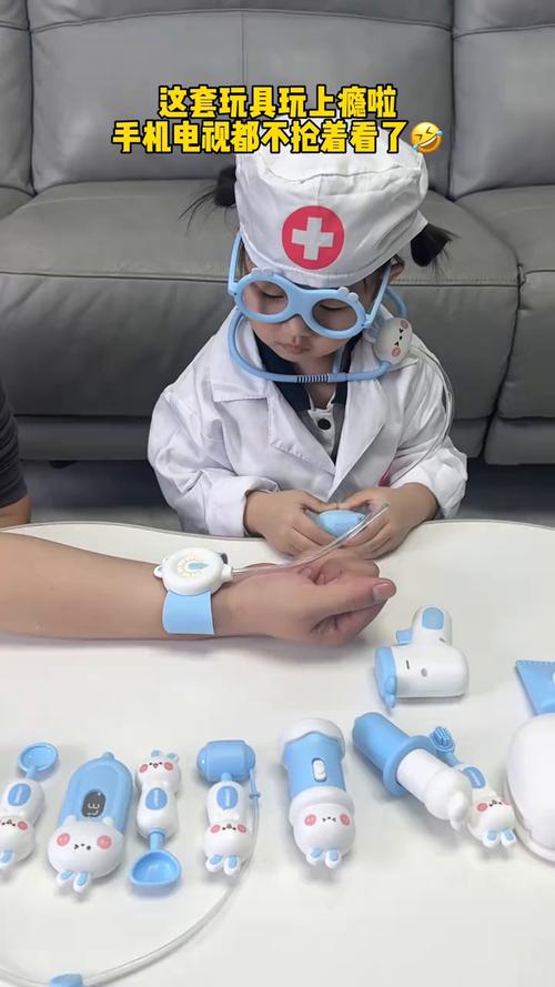 儿童扮演医生用玩具听诊器给布娃娃看病