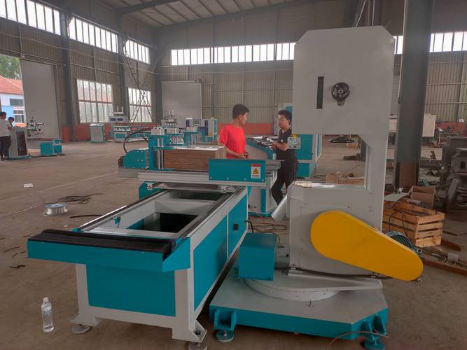 机加工车间正在作业的数控圆钢下料锯床现场图