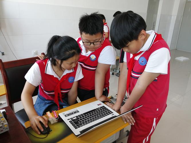 小学无实物编程课堂传口令游戏实拍