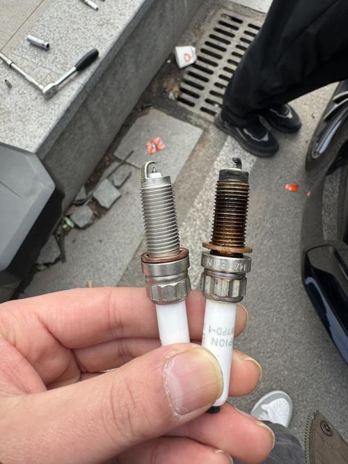 拆下来新旧汽车火花塞对比图
