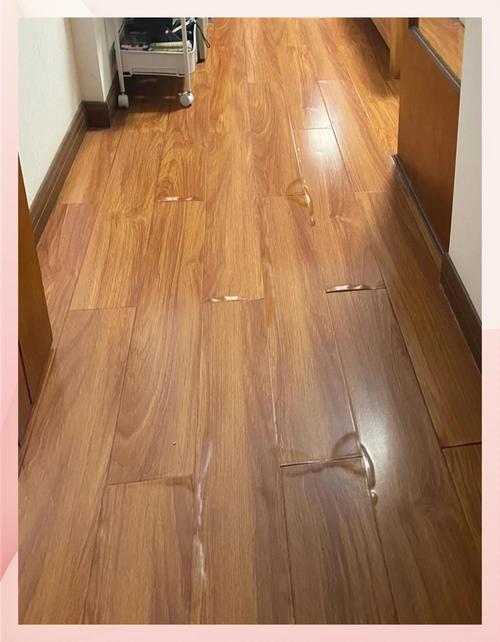 业主家变形起鼓的劣质软木地板实景