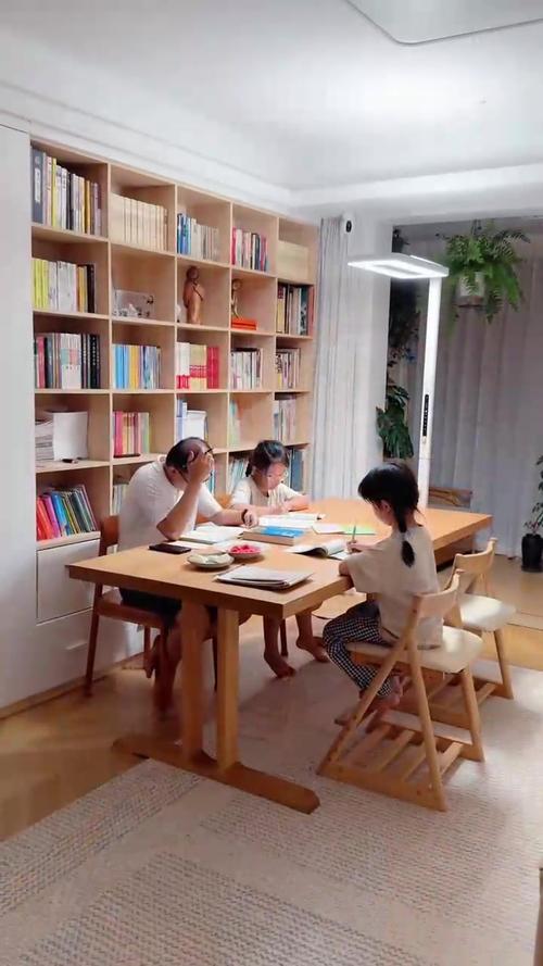 家长用零花钱奖励孩子写作业客厅场景