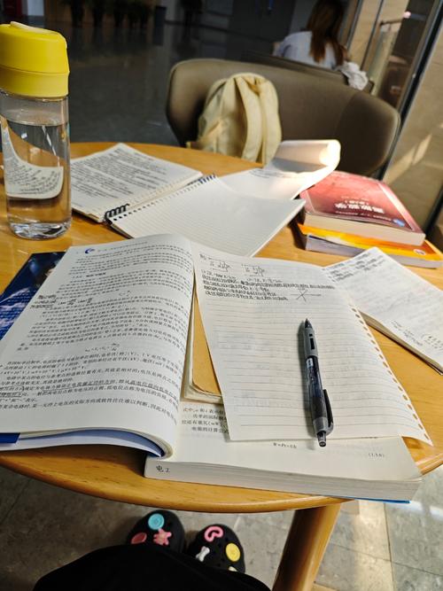 学生宿舍书桌堆叠的整洁空白考研笔记