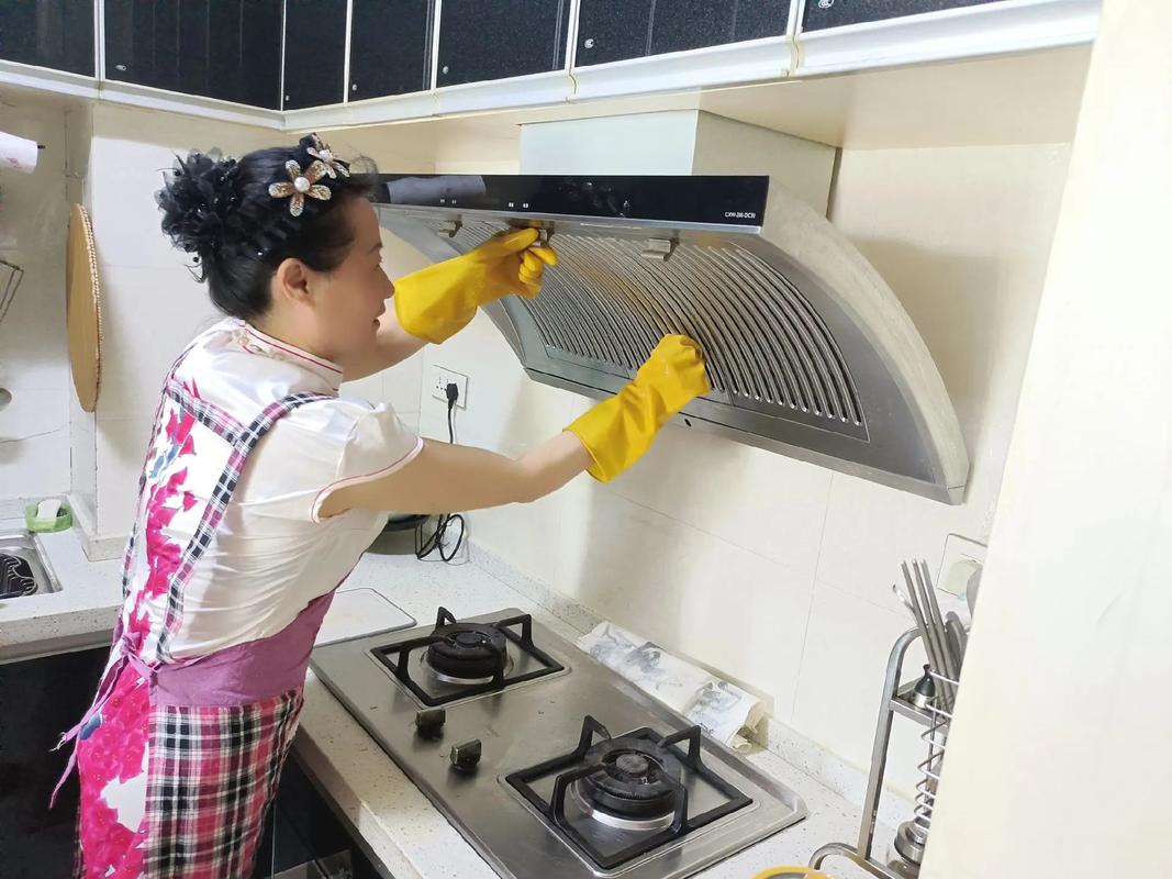 保洁阿姨使用蒸汽清洁机清洁厨房油烟角落