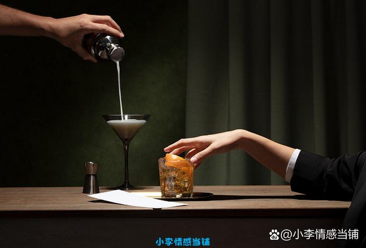调酒师双手摇晃雪克壶制作威士忌酸