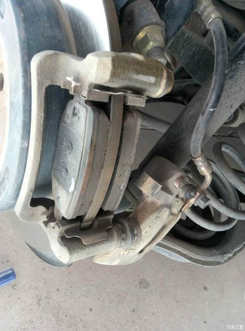 刹车卡钳导向销卡滞积泥实拍