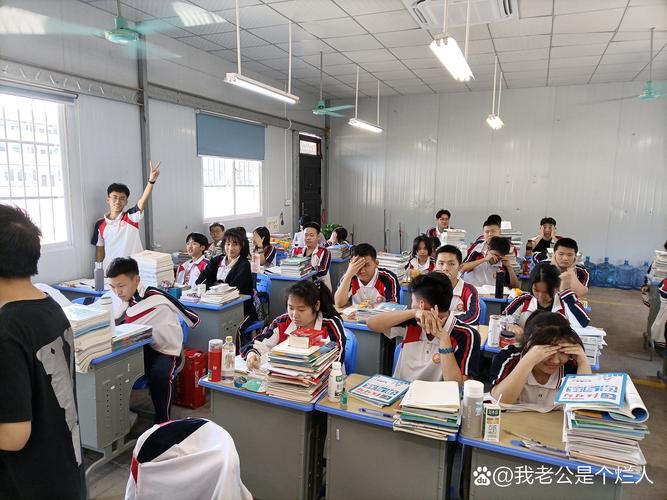 散会后我留在教室坐了好久