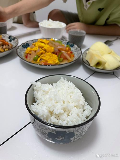 城市家庭木质晚餐桌半碗米饭特写