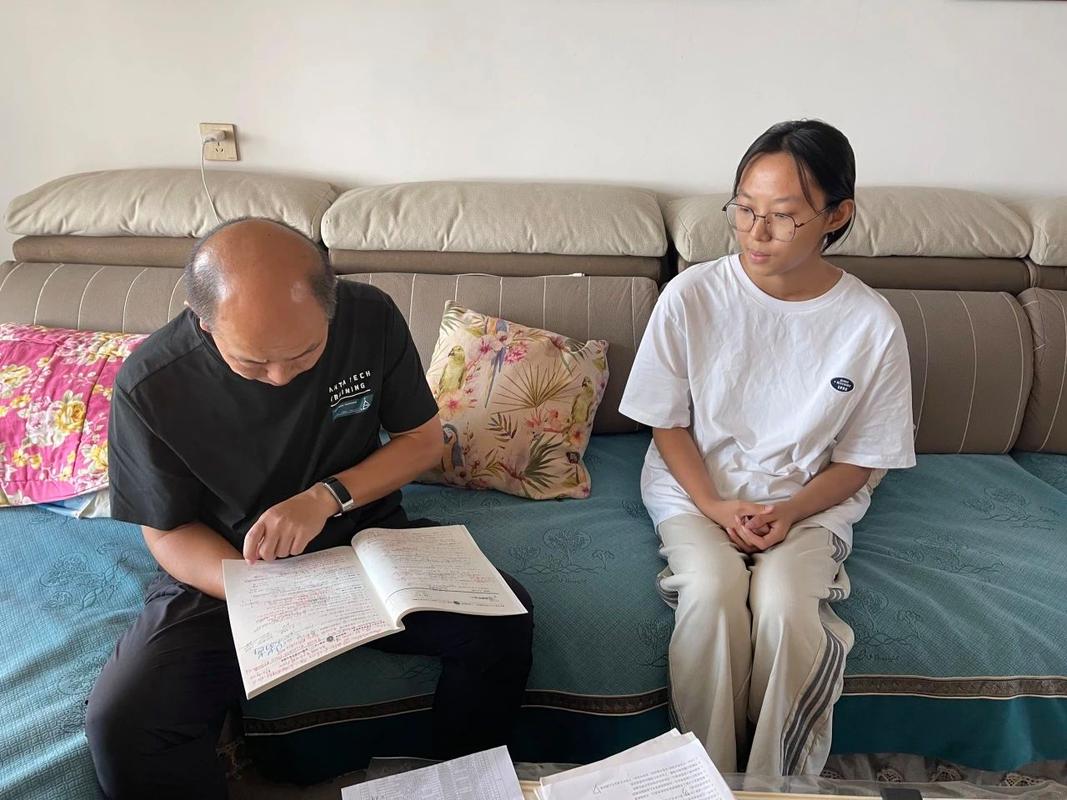 老师与家长学生在家中进行轻松的家访交谈