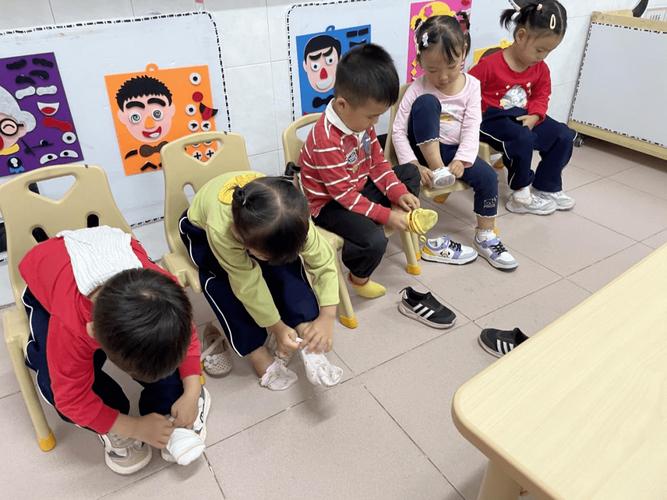 两岁宝宝自己尝试穿袜子独立做事场景