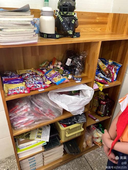 中学教室讲桌抽屉装满学生共享零食的实拍