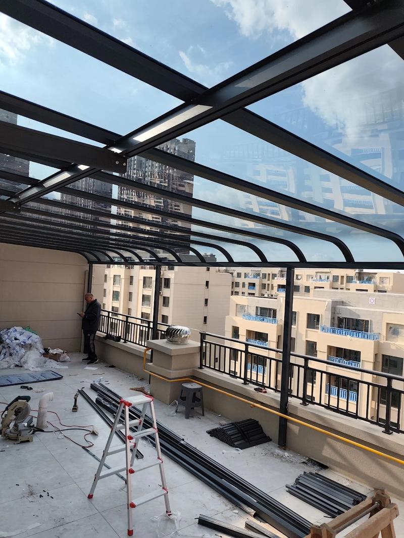 耐力板雨棚安装施工现场图片