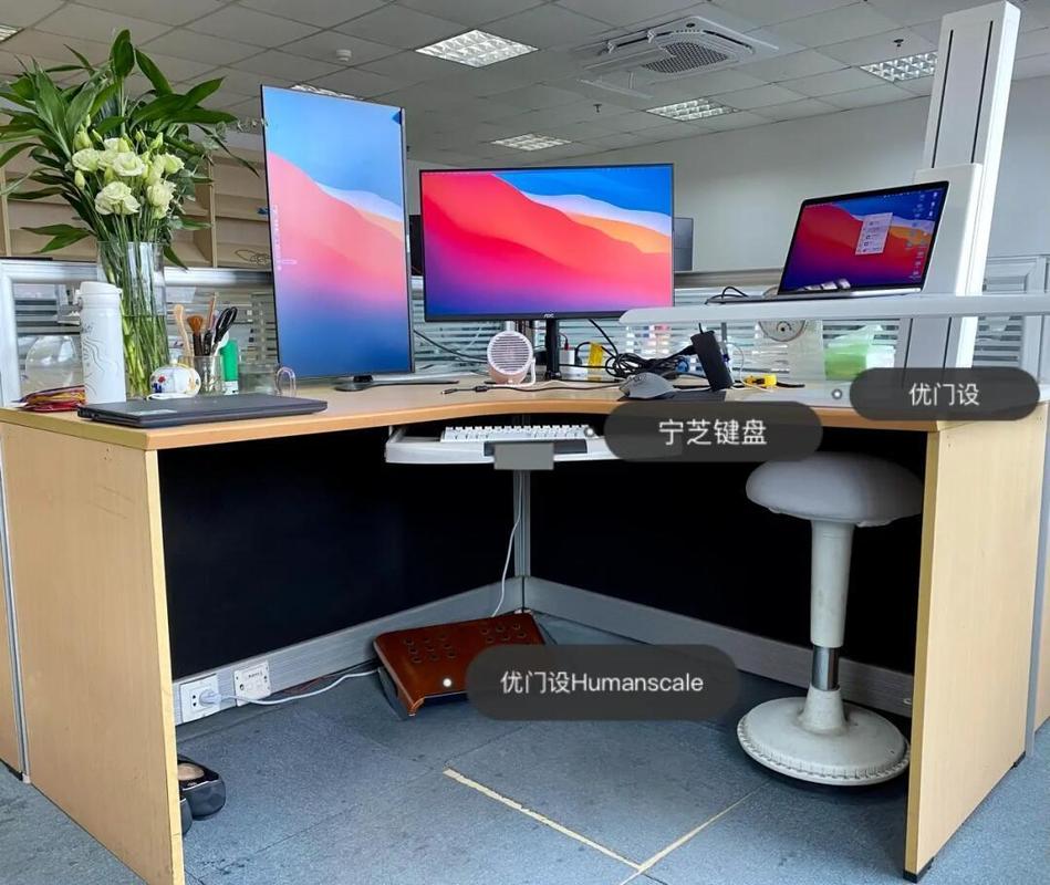工业工位屏幕分类摆放实拍图