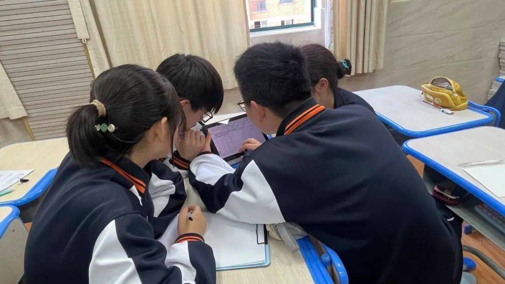 高中课堂学生分组讨论数学建模问题