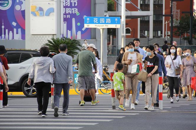 早高峰城市人行道走路去公交站场景