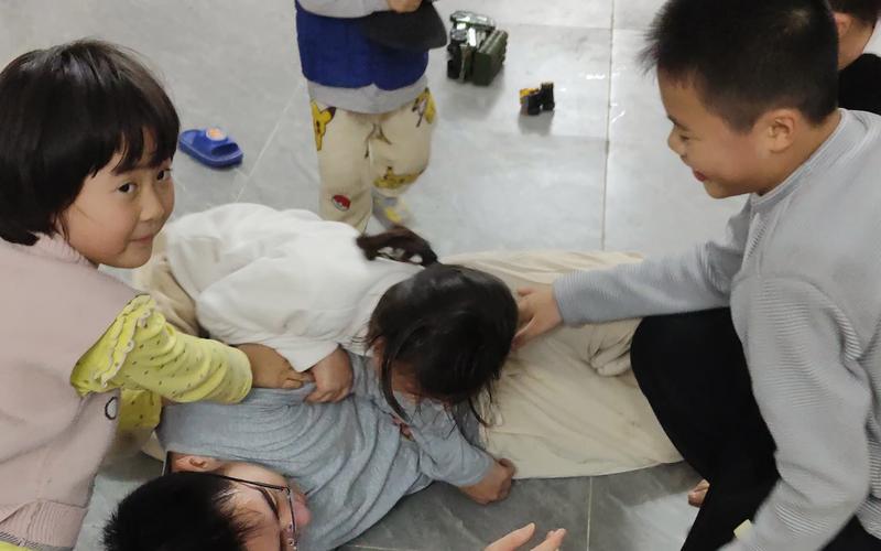 家长当着亲子乐园其他小朋友的面严肃教育咬人的幼儿的场景