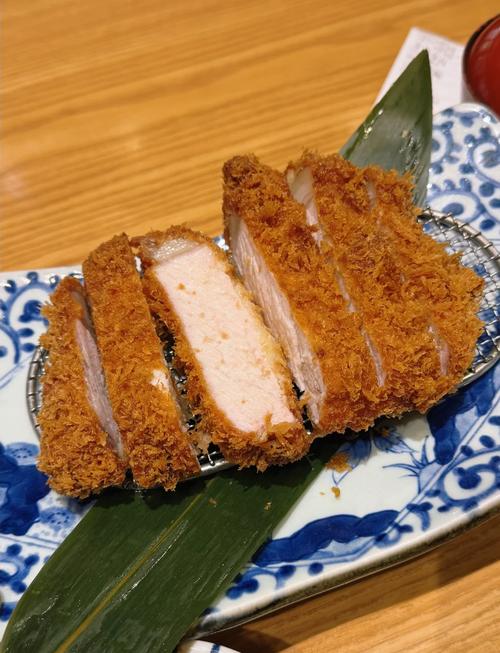 连锁快餐店踩雷厚切猪排饭实拍 面衣过厚夹生米饭