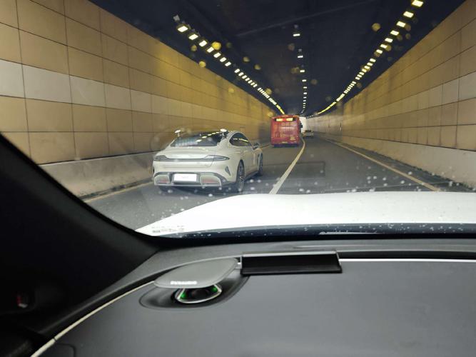 南京扬子江隧道入口自动驾驶测试车
