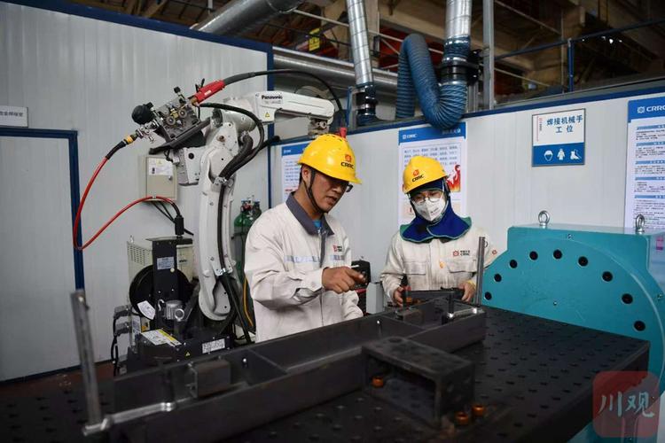 老师傅在车间指导年轻学徒操作机器